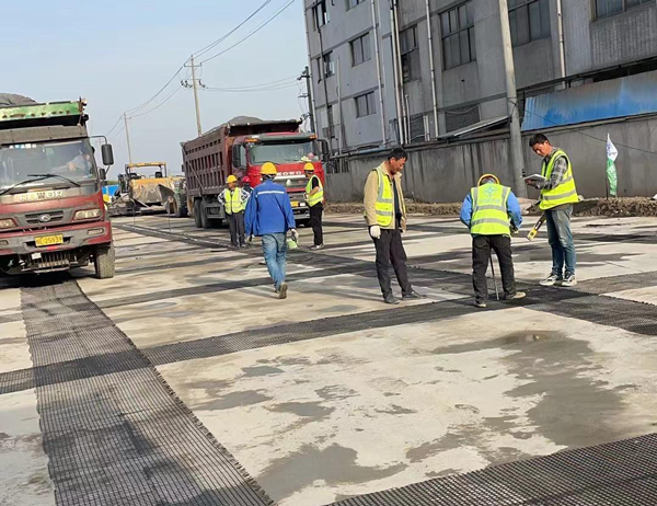 德化老材料的新故事：玻璃纤维土工格栅如何在‘白改黑’浪潮中重获新生？